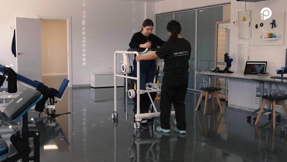 Fisioterapeuta de NeuroVital acompañando sesión con exoesqueleto en Elche